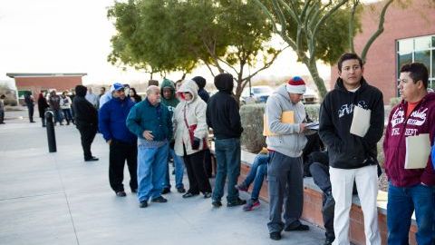Inmigrantes indocumentados esperan en línea en Las Vegas para solicitar las nuevas tarjetas de autorización de conductor que a partir de hoy comienza a emitir el Departamento de Vehículos Motorizados de Nevada.