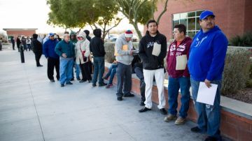 Inmigrantes indocumentados esperan en línea en Las Vegas para solicitar las nuevas tarjetas de autorización de conductor que a partir de hoy comienza a emitir el Departamento de Vehículos Motorizados de Nevada.