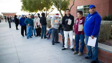 Inmigrantes indocumentados esperan en línea en Las Vegas para solicitar las nuevas tarjetas de autorización de conductor que a partir de hoy comienza a emitir el Departamento de Vehículos Motorizados de Nevada.