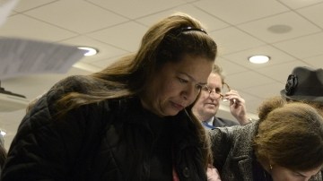 Potenciales buscadores de empleo hablan con empleadores en una feria de búsqueda de trabajo en Nueva York.