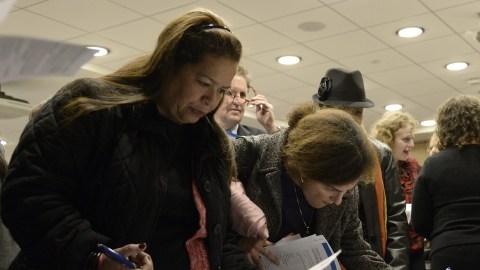 Potenciales buscadores de empleo hablan con empleadores en una feria de búsqueda de trabajo en Nueva York.