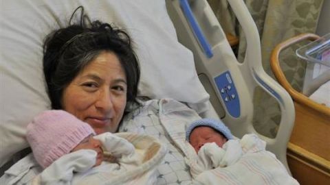 La peruana Yaleni Santos Tohalino, dio a luz a Lorraine Begazo, a las 11:58 p.m. del 31 de diciembre del 2013 y a Brandon a las 12:01 a.m. del 1 de enero del 2014.