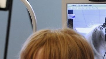 Estudiantes de primer grado se leen libros mutuamente utilizando el servicio Skype.