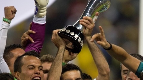 León levanta la copa del Apertura 2013 y busca el bicampeonato