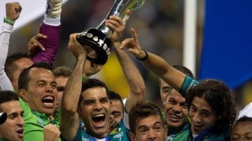 León levanta la copa del Apertura 2013 y busca el bicampeonato