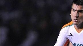 Leobardo López (d) de Monterrey disputa el balón con Lucas Viatri (i) de Chiapas.