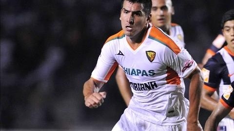 Leobardo López (d) de Monterrey disputa el balón con Lucas Viatri (i) de Chiapas.