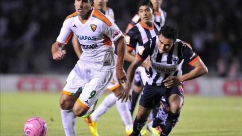 Leobardo López (d) de Monterrey disputa el balón con Lucas Viatri (i) de Chiapas.