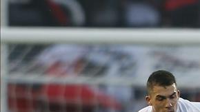 En la imagen, el jugador Pablo Pérez (c) de Newell's Old Boys.