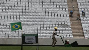 Un obreros trabaja en las obras del estadio Arena Corinthians en la ciudad de Sao Paulo (Brasil)