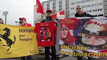 Seguidores de Michael Schumacher sostienen mantas para honrar al siete veces campeón de la Fórmula Uno en su 45 cumpleaños.
