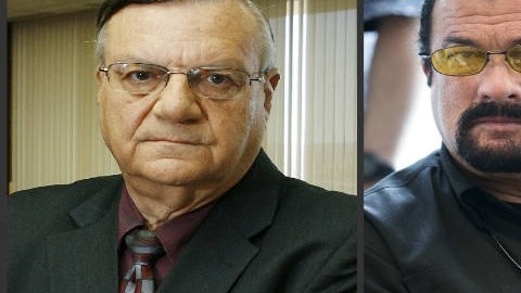 La serie donde aparecen Arpaio (i) y Seagal (d) se emite en el canal Reelz.