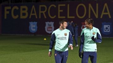 Leo Messi (izq.) y Neymar,  durante el primer entrenamiento del equipo en la ciudad deportiva del club.