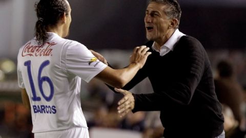 Edgardo 'Patón' Bauza (d) puso a Liga Deportiva Universitaria de Quito en la palestra internacional. En la foto el entrenador argentino celebra con Hernán Barcos un triunfo del equipo albo sobre Independiente en la Copa Libertadores de 2011 en Buenos Aires.