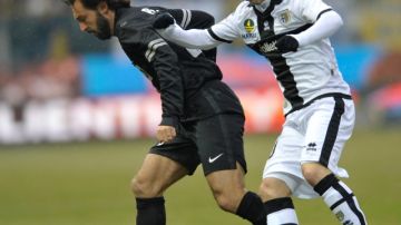 Jaime 'Pajarito' Valdés (d) disputa el balón con  Andrea Pirlo, de la Juventus.
