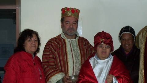Los Reyes Magos vestirán atuendos confeccionados por María Magdalena Amurrio con cortinas y materiales reciclados.