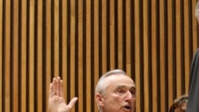 William Brattton mientras juramentaba como nuevo Comisionado de la Policía de Nueva York ante el alcalde Bill de Blasio.