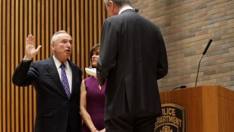 William Brattton mientras juramentaba como nuevo Comisionado de la Policía de Nueva York ante el alcalde Bill de Blasio.