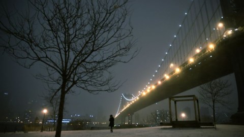Sin la debida vestimenta, no era posible sobrevivir a las temperaturas congelantes de anoche en Nueva York.