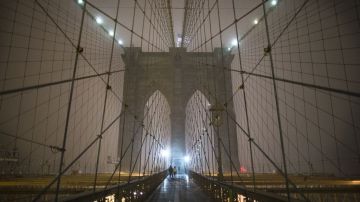Temprano en el día, ciudadanos desafiaron las bajas temperaturas y cruzaron el puente de Brooklyn.