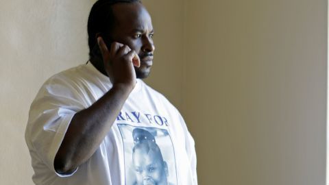 Los padres de Jahi esperan afuera de la corte la decisión del magistrado. La responsabilidad absoluta del traslado ha sido otorgada a la madre de la niña.