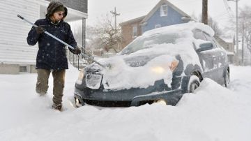 Laurie Edwards despeja la nieve de su coche frente a su casa en Erie, Pennsylvania.