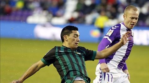 El centrocampista chileno del Betis, Lorenzo Reyes (i) pelea un balón ante el centrocampista sueco del Valladolid Daniel Larsson.