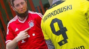 Dos aficionados con las camisetas de Bayern de Múnich y Borussia Dortmund. FE/EPA