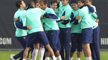 De iz. a der., Cesc, Puyol, Neymar, Messi, Bartra, Adriano, Sergi Roberto, durante el entrenamiento de hoy. EFE