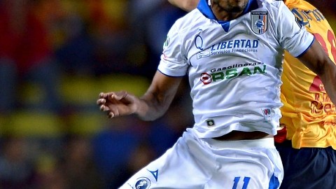 William Fernando Da Silva (11), remata de cabeza ante el acoso de un defensor de Monarcas.