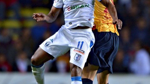 William Fernando Da Silva (11), remata de cabeza ante el acoso de un defensor de Monarcas.