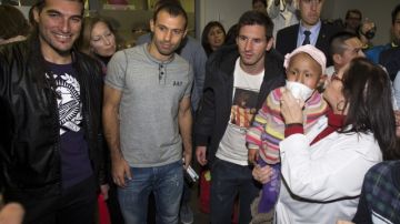 Los jugadores del Barcelona, José Manuel Pinto (izq), Javier Mascherano  y Leonel Messi  visitaron ayer un hospita infantil.