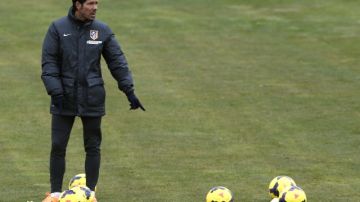 Diego Simeone dirigió ayer el entrenamiento  del Atlético de Madrid que hoy enfrenta al  Málaga en la Liga de España.