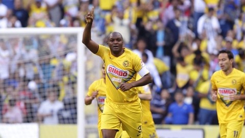 Aquivaldo Mosquera (izq), del América es un de los futbolistas extranjeros que juegan en el torneo mexicano con carta de naturalización.