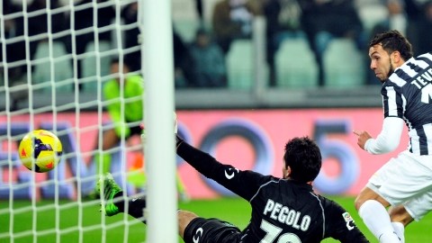 El argentino Carlos Tevez (10), el máximo goleador de la Juventus con 11 tantos, vence al portero del Sassuolo,  el 15 de diciembre pasado en Turín.