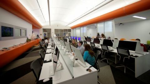 Personas usan computadoras en BiblioTech, la primera bibilioteca pública sin libros, en San Antonio, Texas.