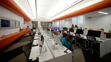 Personas usan computadoras en BiblioTech, la primera bibilioteca pública sin libros, en San Antonio, Texas.