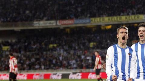El delantero de la Real Sociedad, Antoine Griezmann (i), celebra su gol.