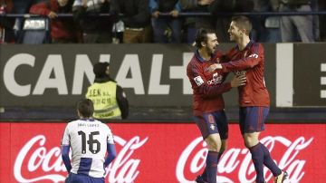 El centrocampista de Osasuna Alvaro Cejudo (d) celebra la consecución del primer gol de su equipo, Osasuna.