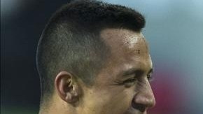 El delantero chileno del Barcelona Alexis Sánchez celebra el cuarto gol de su equipo ante el Elche.