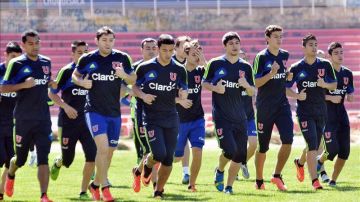 En la imagen, los jugadores de la Universidad de Chile participan en un entrenamiento.