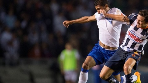 Nery Cardozo (der.) lucha cuerpo a cuerpo con un jugador del Cruz Azul durante el juego de ayer en el Estadio Tecnológico.