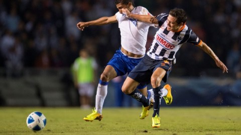 Nery Cardozo (der.) lucha cuerpo a cuerpo con un jugador del Cruz Azul durante el juego de ayer en el Estadio Tecnológico.