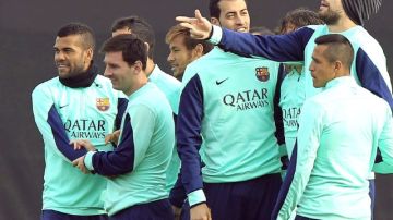 Alves, Messi, Neymar, Busquets, Pique y Alexis Sánchez, durante el entrenamiento de ayer del Barcelona.