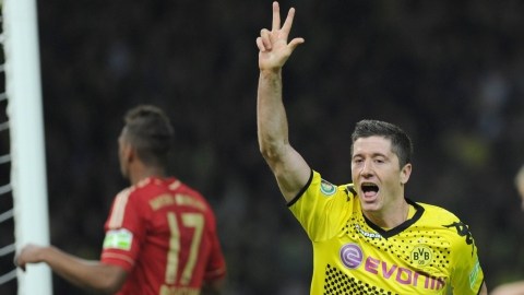 Roberto  Lewandowski, uno de los goleadores de  moda en Europa,  llegó a un acuerdo para jugar con el Bayern  hasta por lo menos el  2019.