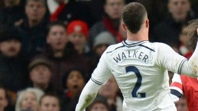 Tomas Rosicky (7) anotá para el  Arsenal ante la salida del arquero del  Tottenham  en el Estadio Emirates.