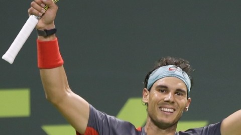 Rafael Nadal  celebra feliz después de coronarse campeón en el torneo de Doha en el que llega a ser el  triunfo número 61 de su carrera.