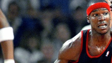 Cliff Robinson (izq)  será parte del quinteto de Rodman que jugará en Corea del Norte. En la foto, controla el balón ante Horace Grant en un juego de 1992.