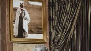 El secretario norteamericano de Estado, John Kerry, a la izquierda conversa con el rey Abdulá de Arabia Saudí antes de su reunión en Rawdat Khurayim, un recinto real retirado en Arabia Saudí, el domingo 5 de enero de 2014.
