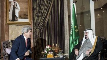 El secretario norteamericano de Estado, John Kerry, a la izquierda conversa con el rey Abdulá de Arabia Saudí antes de su reunión en Rawdat Khurayim, un recinto real retirado en Arabia Saudí, el domingo 5 de enero de 2014.